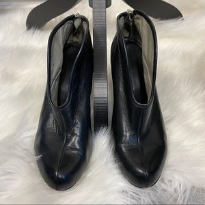 Vince Camuto Alexa Bootie sz 6